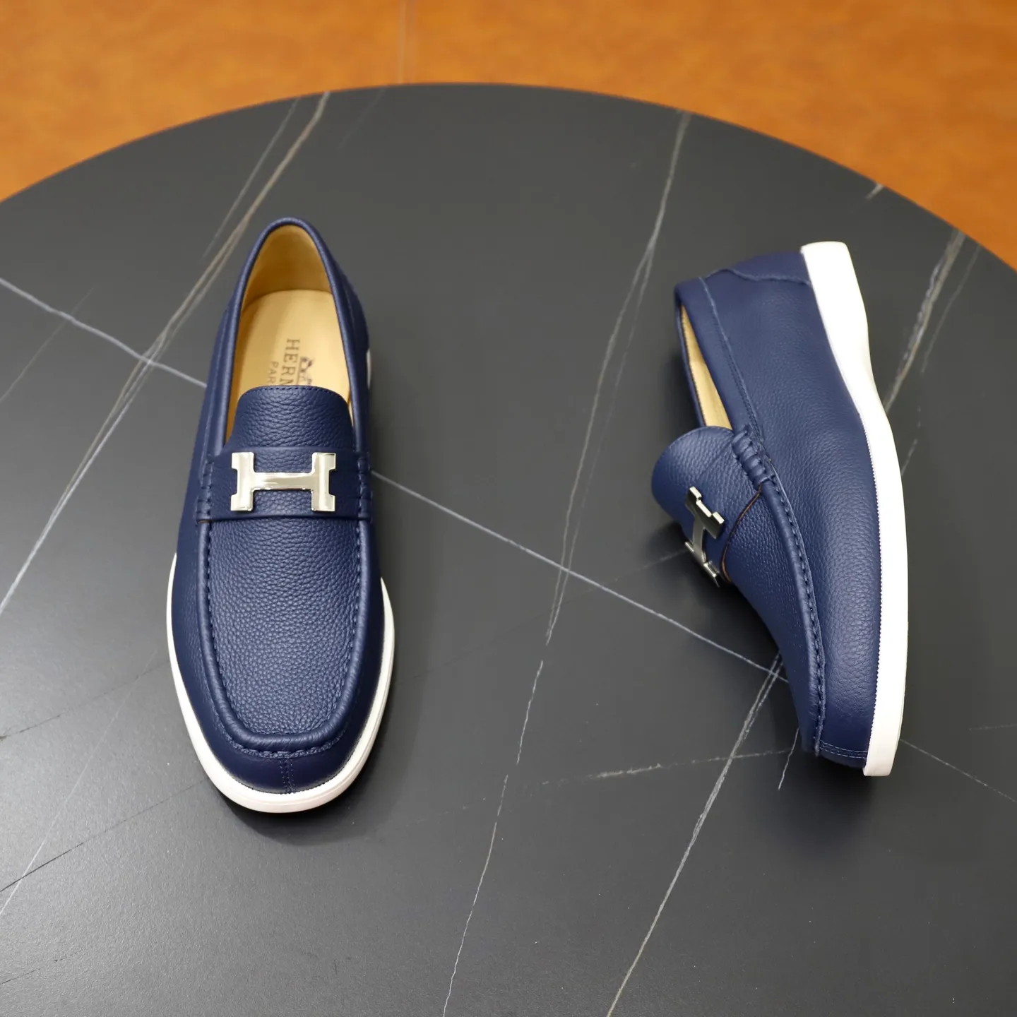 Ex-factory price: 560💰Hermès/Hermès slip-on men's shoes. This shoe is made of imported pebbled cowhide. It has simple and smooth lines and is combined with aerodynamically designed 3CM rubber foam ultra-light soles! Youthful and fashionable, classic H-shaped hardware buckle decoration, calf lining gently wraps the feet, with logo cowhide feet, casual and urban style, highlighting youthful vitality, sports and leisure version, super versatile, code number: 38-39-40-41-42-43-44 standard leather shoe size (45 can be customized but does not support returns)